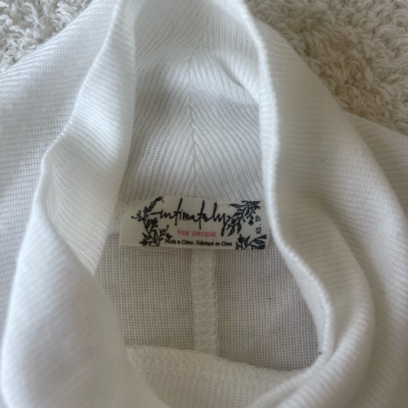 White turtle neck- Free People. Size XS. - Picture 4 of 4